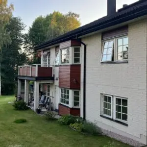 Taloyhtiön puuosien maalaus