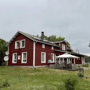Suuri tumman punainen talo maalaus