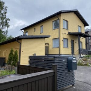 Keltaisen talon maalaus