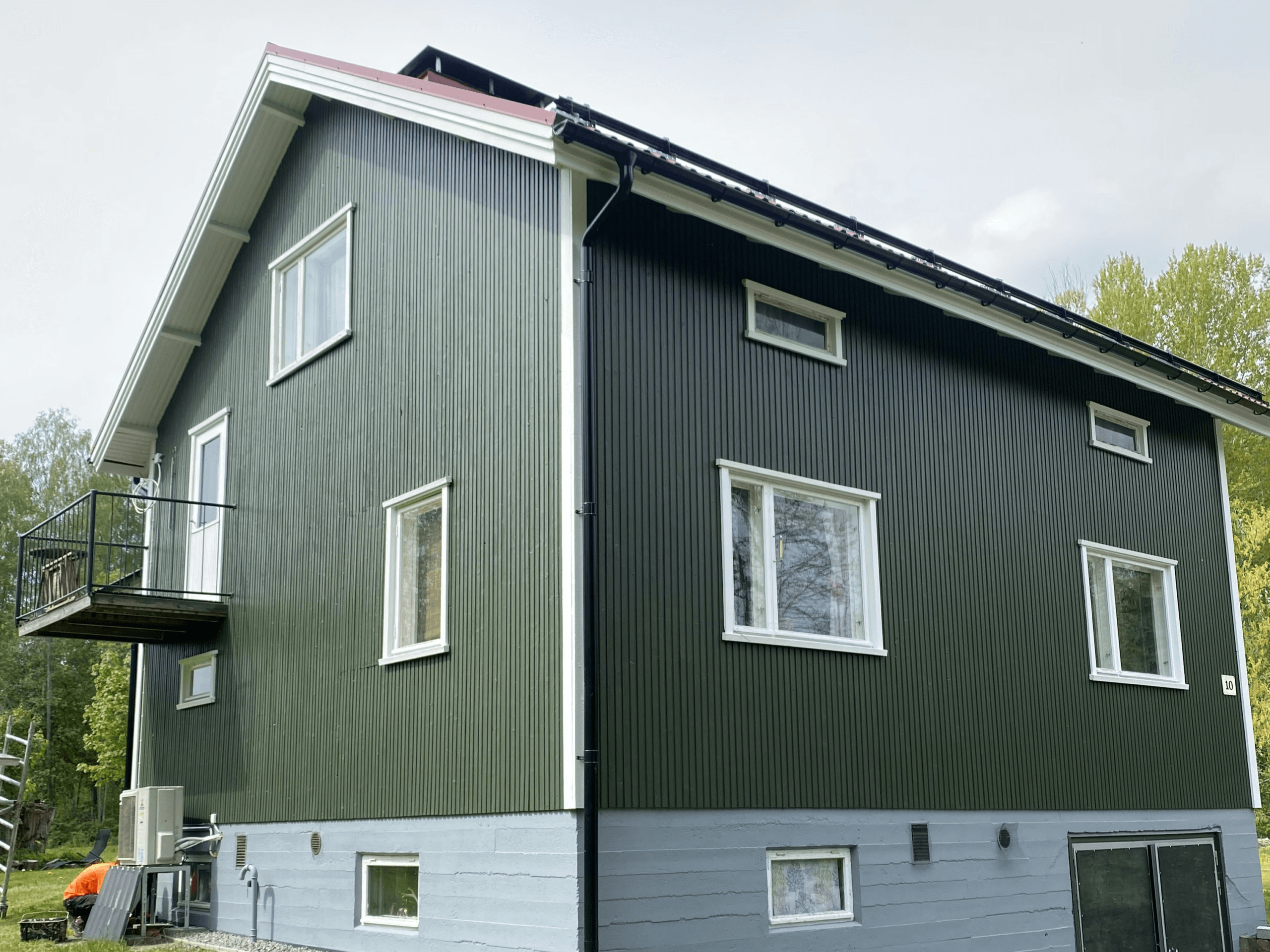 Huonokuntoisen talon maalaus jälkeen