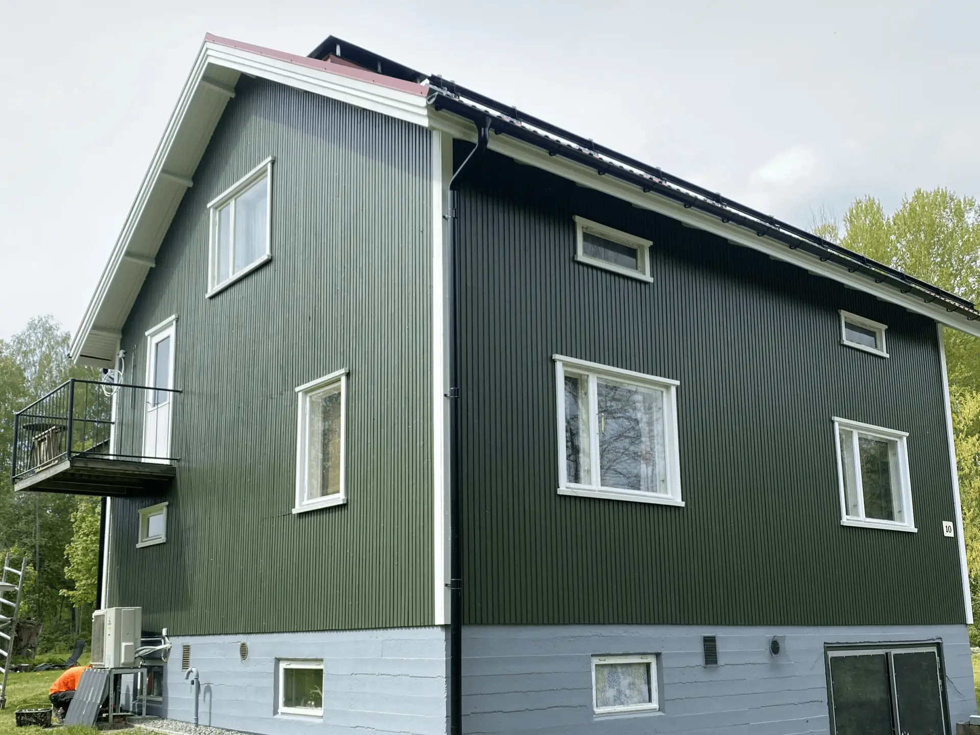 Huonokuntoisen talon maalaus jälkeen