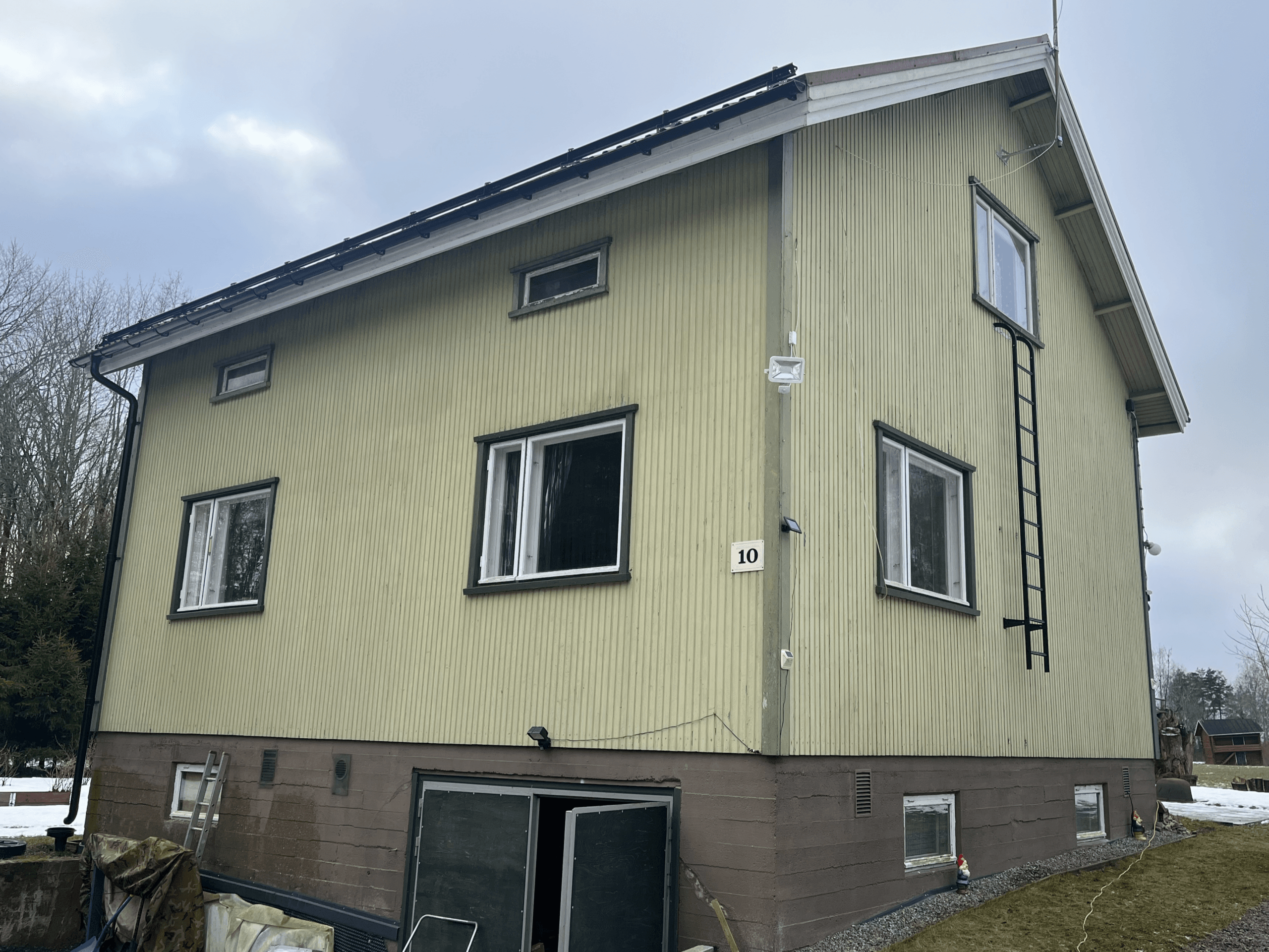 Huonokuntoisen talon maalaus ennen