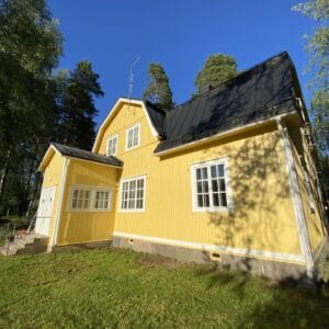 Kauniin keltaisen talon maalaus