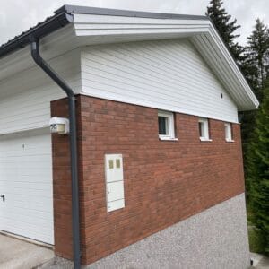 Puolitiilitalon maalaus